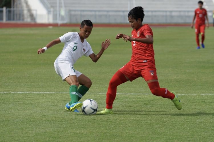 Laga antara timnas putri Indonesia (putih) melawan Myanmar pada pertandingan pembuka penyisihan Grup B AFF Women Championship 2019 di Chonburi, Thailand, Jumat (16/8/2019).