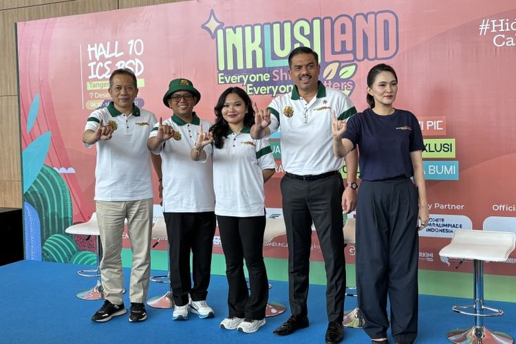(Kiri-kanan): Menteri Koperasi Ferry Juliantono, Gubernur Banten Andra Soni, Ketua Harian YIPB Cahaya Manthovani, Menteri UMKM Maman Abdurrahman, dan Gubernur Maluku Utara Sherly Tjoanda Laos saat acara InklusiLand 2025 di Hall 10 ICE BSD, Tangerang, Banten, Minggu (7/12/2025). 