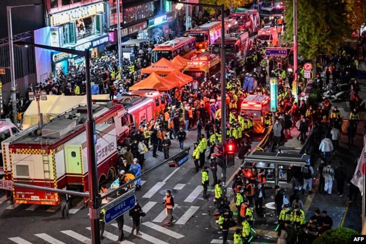 Polisi dan paramedis berkumpul untuk membantu puluhan orang mengaami serangan jantung, di distrik Itaewon di Seoul pada 30 Oktober 2022.