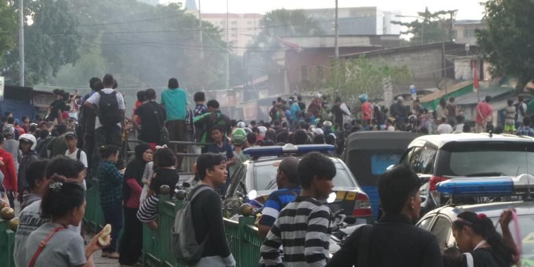 Situasi di depan Stasiun Manggarai saat terjadi tawuran antarwarga, Minggu (8/1/2017). Foto ini diambil sebelum polisi menembakkan gas air mata.