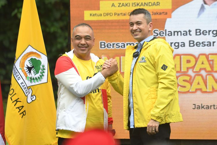 Politikus Rian Ernest (kanan) berjabat tangan dengan Ketua DPD Partai Golkar DKI Jakarta Ahmed Zaki Iskandar saat diperkanalkan menjadi kader Partai Golkar di Kantor DPD Golkar, Jakarta, Selasa (31/1/2023). Mantan politisi Partai Solidaritas Indonesia (PSI) Rian Ernest bergabung dengan Partai Golkar menjadi Kepala Biro Pemuda DPD Partai Golkar DKI Jakarta.