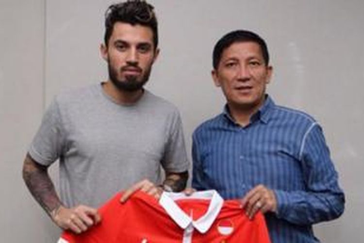 Pemain anyar Persija Jakarta, Stefano Lilipaly (kiri). 