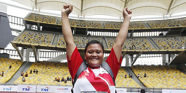 Atlet tolak peluru Indonesia, Suparni Yati, berpose setelah memastikan medali emas dari nomor F20 putri pada ASEAN Para Games 2017 yang berlangsung di Stadion Bukit Jalil, Kuala Lumpur, Rabu (20/9/2017).