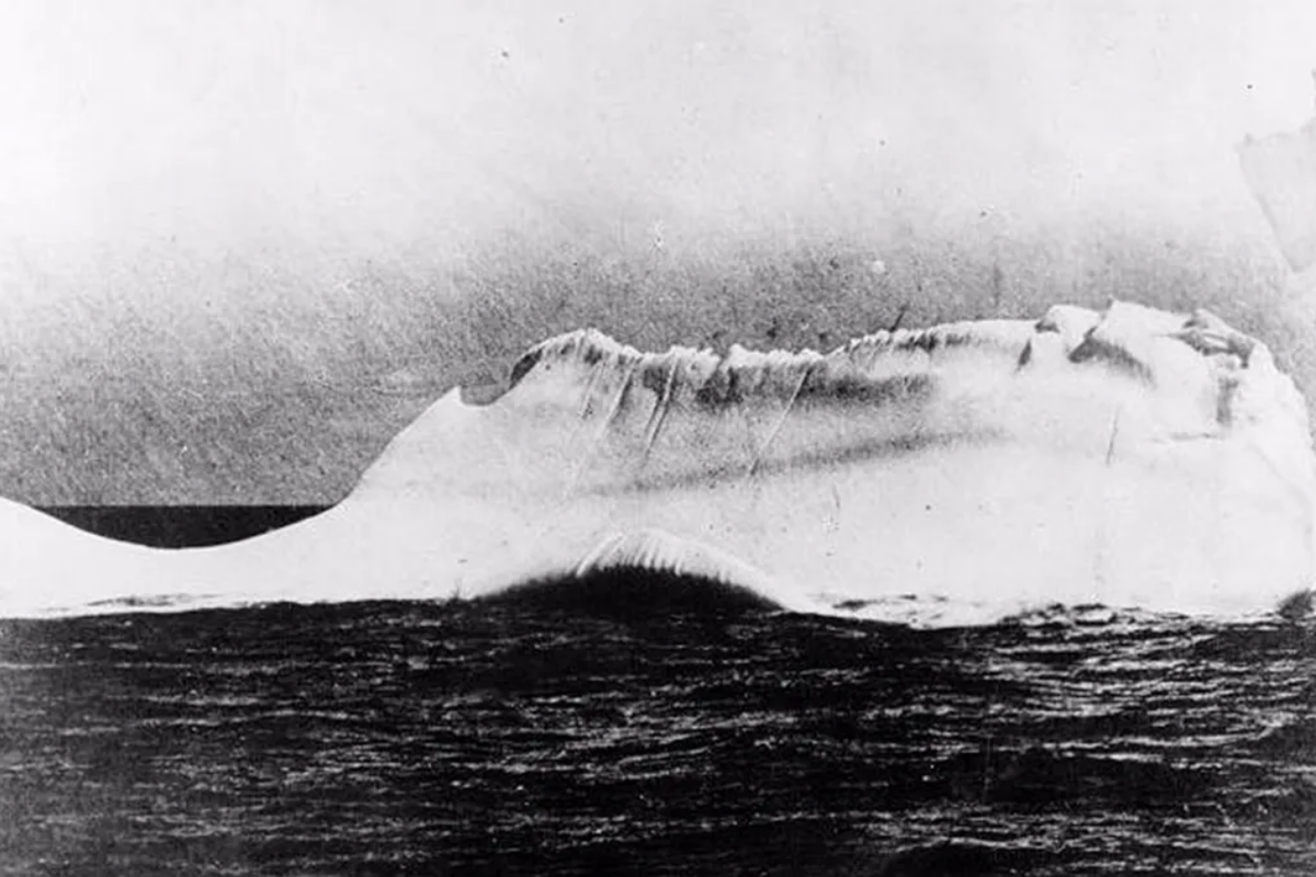 Gunung es yang kemungkinan besar menyebabkan Titanic tenggelam
