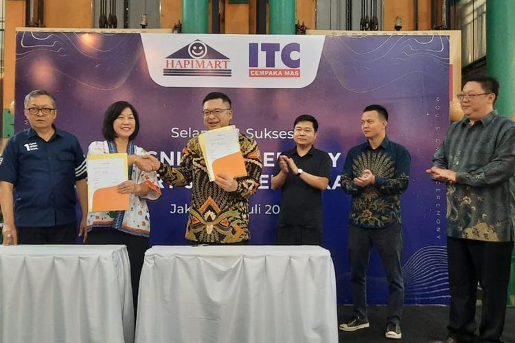 Penandatanganan Perjanjian Kerja Sama (PKS) oleh Division Head ITC Group, Sinar Mas Land Agnes Fariati Sukiono dan Chairman Hapimart Indonesia, Wang Qifang pada Minggu (16/7/2023).  Kerjasama dilakukan untuk menghadirkan pusat ritel Hapimart di kawasan ITC Cempaka Mas.
