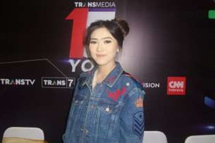Isyana Sarasvati usai tampil dalam acara HUT TransTV di Jl Kapten Tendean, Mampang, Jakarta Selatan, Kamis (15/12/2016) malam.
