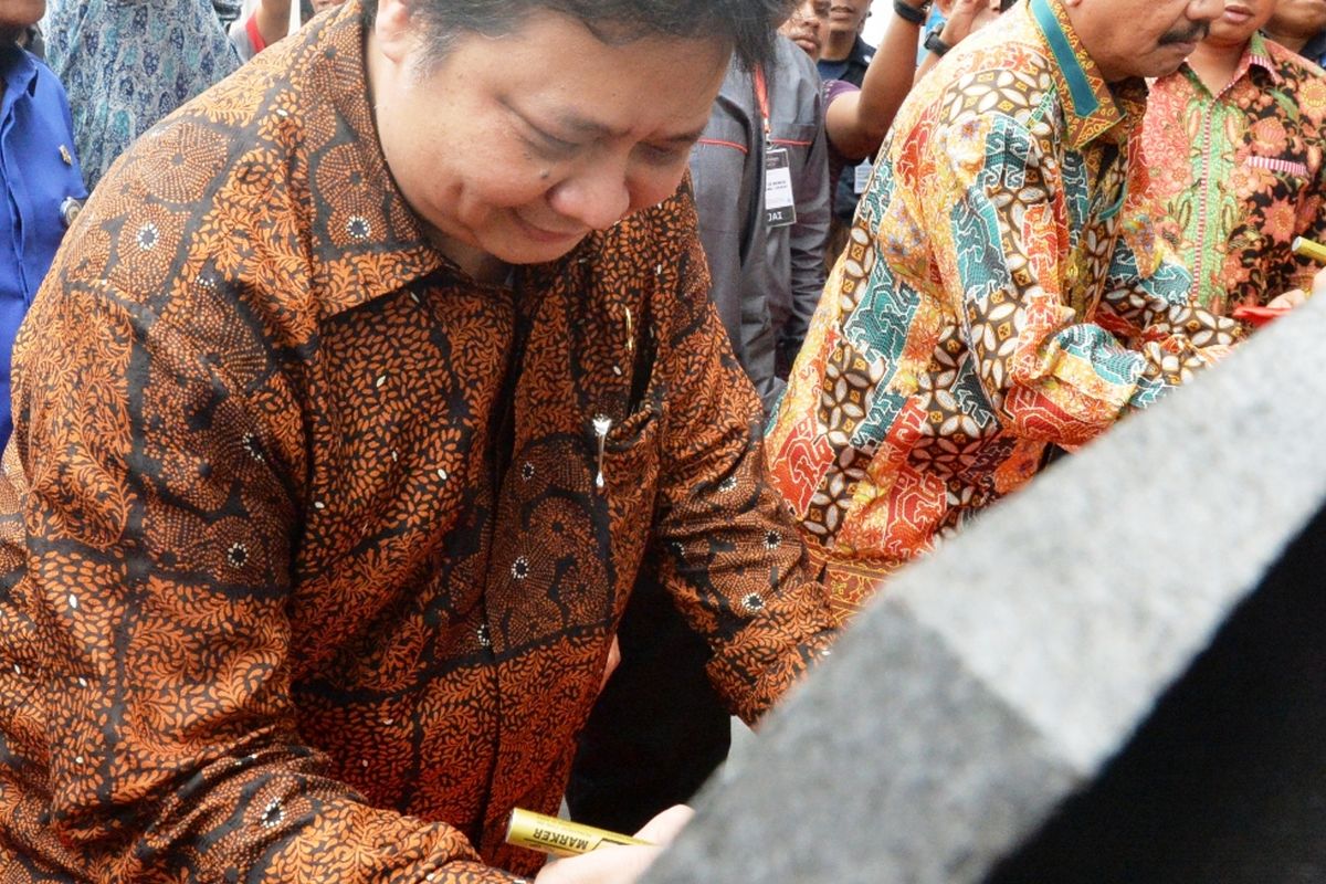 Menteri Perindustrian RI Airlangga Hartato meresmikan pabrik sarung tangan keenam milik PT Medisafe Tencnology  di Kabupaten Deliserdang, Sumatera Utara, Kamis (23/2/2017) 