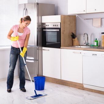 Ilustrasi membersihkan dapur, mengepel lantai dapur.