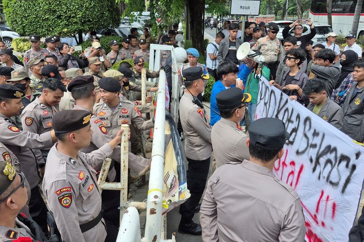 Demo Mahasiswa Bekasi Sempat Memanas, Ketua DPRD Akhirnya Temui Massa