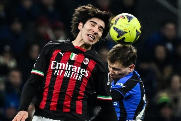 Duel udara antara Sandro Tonalo (kiri) dan Nicolo Barella pada laga pekan ke-21 Liga Italia 2022-2023 Inter Milan vs AC Milan di Stadion Giuseppe Meazza, Senin (6/2/2023). Derby della Madonnina kali ini dimenangi Inter dengan skor 1-0.