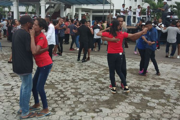 Para peserta lomba dansa menunjukkan kebolehannya di depan kantor Bupati Timor Tengah Utara (TTU), Nusa Tenggara Timur (NTT), Jumat (24/11/2017).