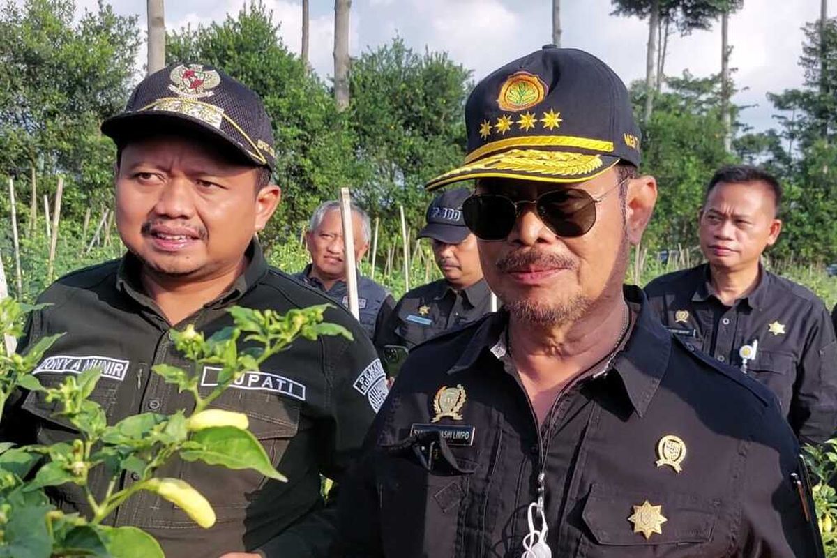 Mentan Syahrul Yasin Limpo bersama Bupati Sumedang Dony Ahmad Munir dan petani di Pamulihan, Sumedang, Jawa Barat panen cabai, Sabtu (2/7/2022) siang.