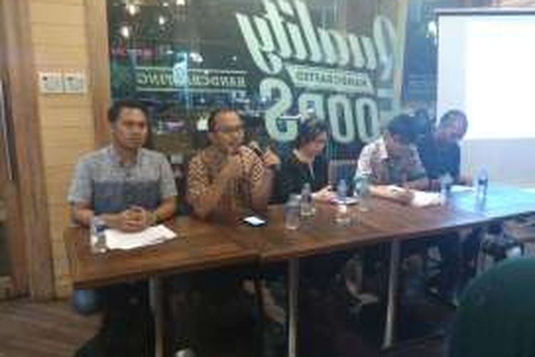 Pengacara Publik dari Yayasan Lembaga Bantuan Hukum Indonesia (YLBHI) Wahyu Nandang Herawan (kiri foto), Sekertaris Jenderal Kesatuan Nelayan Tradisional Indonesia (KNTI) Riza Damanik (kedua dari kiri), dan narasumber lainnya dalam diskusi 