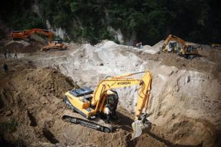 Alat berat digunakan untuk mencari korban yang terkubur akibat longsor di Desa El Cambray II, Guatemala, hingga Minggu (4/10/2015) malam. Gempa itu terjadi pada Kamis (1/10/2015) silam.