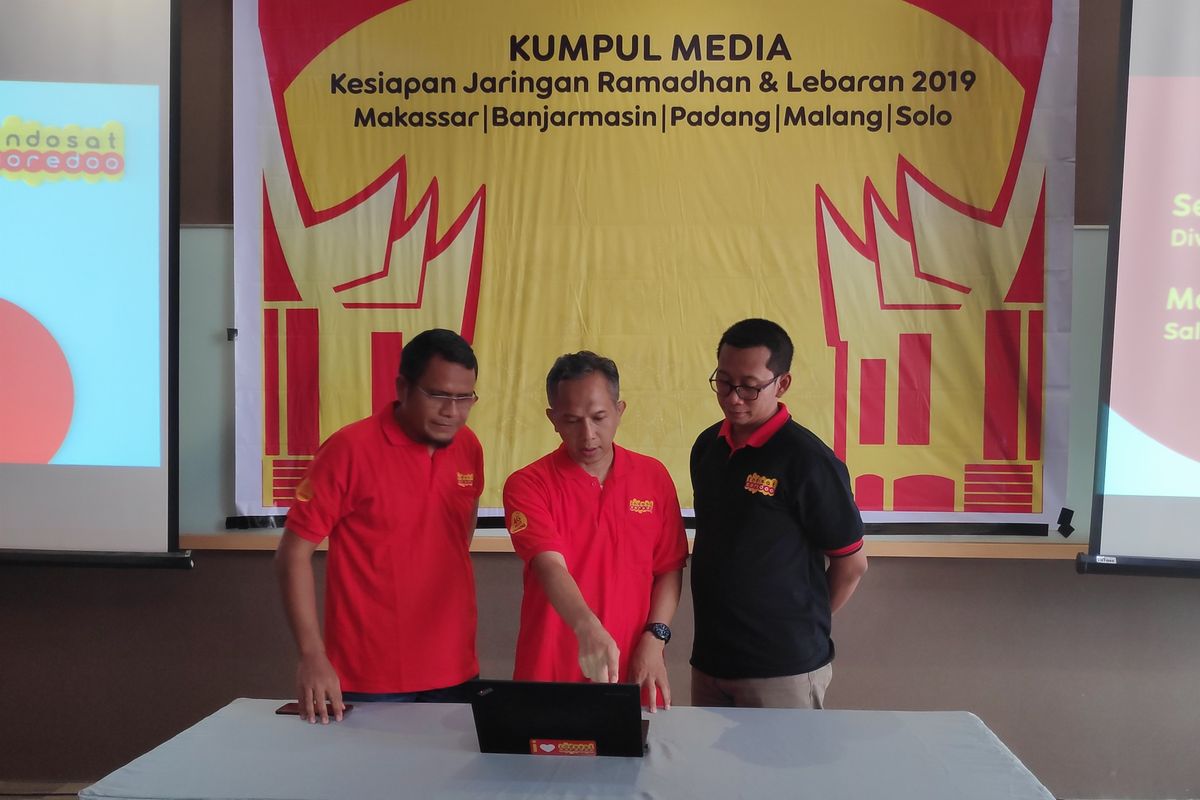 Tiga perwakilan Indosat Ooreedo regional Padang saat melaporkan hasil uji coba jaringan, Kamis (25/4/2019).
Ket. Foto (ki-ka): Mantoni, Area Sales Manager Indosat Ooredoo Sumatera Barat, Selo Poernomo, Head of Field Engineer Sumatera Indosat Ooredoo, dan Operator drive test.