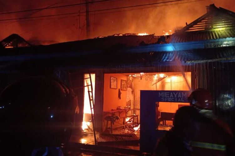Pasar tradisional Belik, Kabupaten Pemalang ludes terbakar. Tim Damkar dari Kabupaten Pemalang, Purbalingga, Tegal sedang berupaya menjinakan api