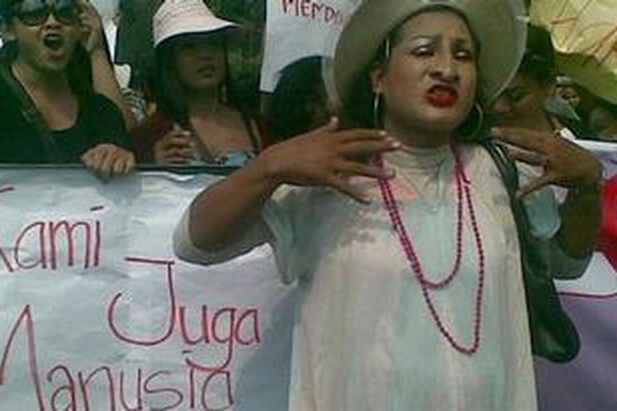 Aksi puluhan waria menuntut pemerintah tidak diskriminasi dalam memberikan pelayanan terhadap waria dan perempuan pengidap HIV/AIDS di depan gedung DPRD Jatim Jalan Indrapura Surabaya, Kamis (21/4/2011). 