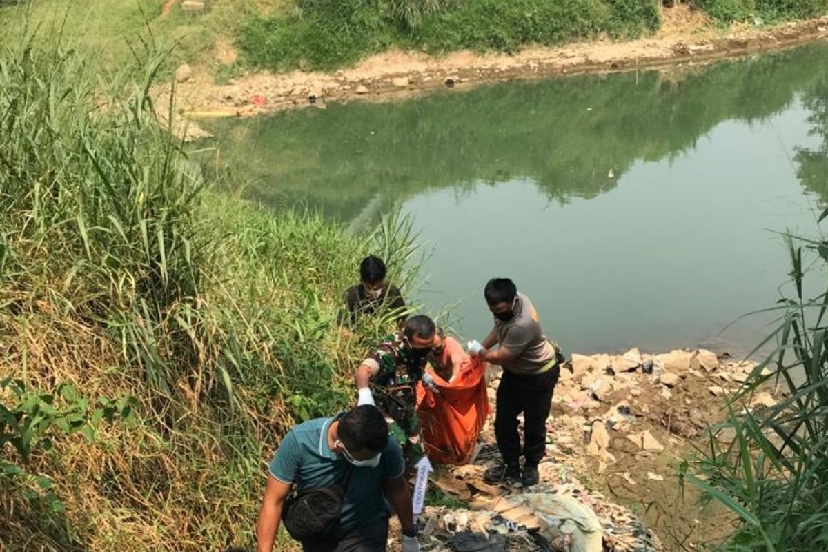 Proses evakuasi penemuan jasad pria tanpa identitas di pinghir Sungai Cisadane, Serpong, Tangerang Selatan pada Kamis (24/8/2023).