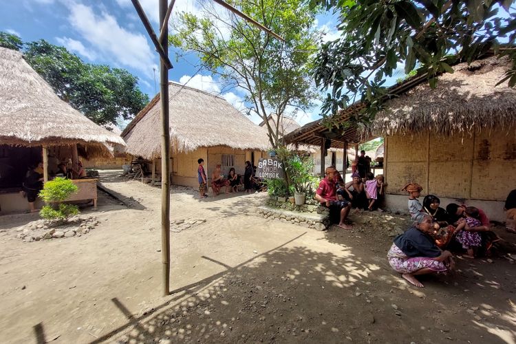 Suasana Desa Wisata Sasak Ende di Sengkol, Pujut, Kabupaten Lombok Tengah.