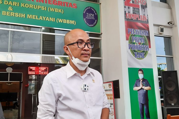 Humas Pengadilan Negeri Jakarta Timur Alex Adam Faisal saat menemui wartawan di depan lobi PN Jakarta Timur, Selasa (23/3/2021).