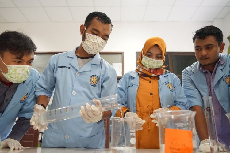 Tim Universitas Malikussaleh, Aceh Utara memproduksi sendiri cairan handsanitizer untuk virus corona di Aceh Utara, Sabtu (21/3/2020)