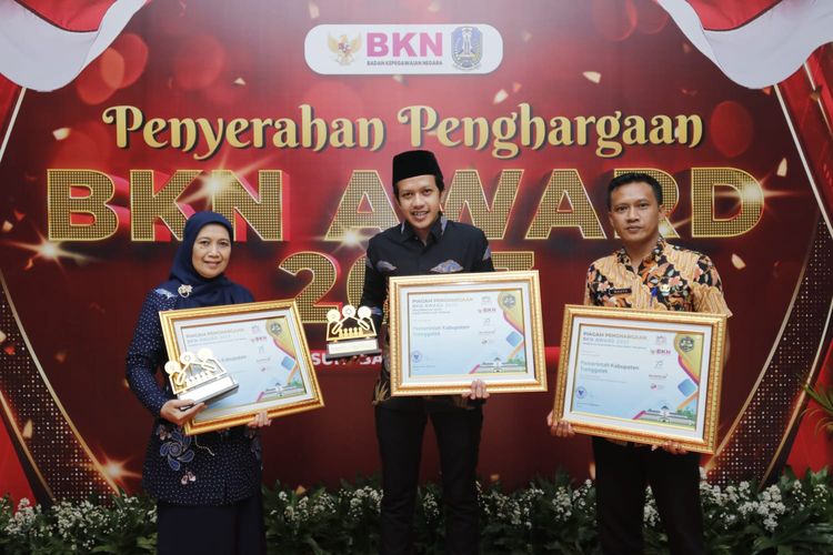 Pemkab Trenggalek menerima penghargaan dalam ajang Badan Kepegawaian Negara (BKN) Award Tahun 2023 di Bumi Surabaya City Resort, Kamis (8/6/2023). 
