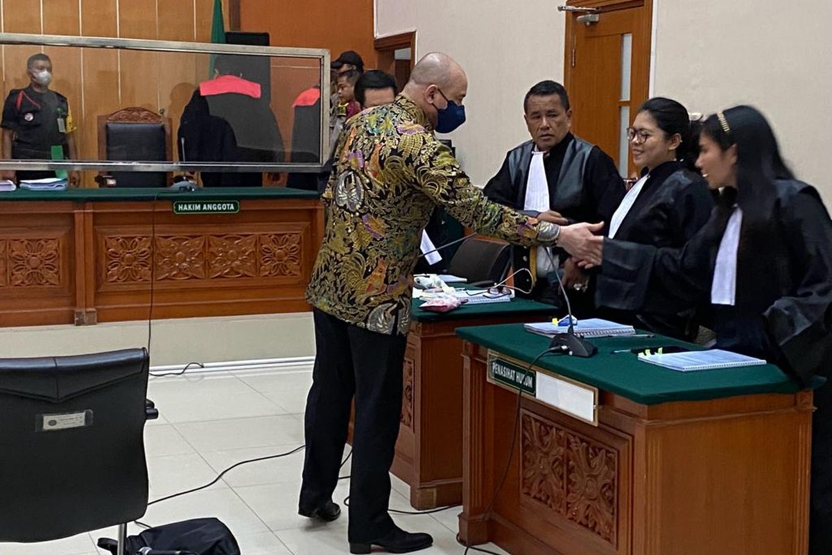 Irjen Teddy Minahasa bersama dengan tim penasihat hukumnya di PN Jakarta Barat, Jumat (28/4/2023). 