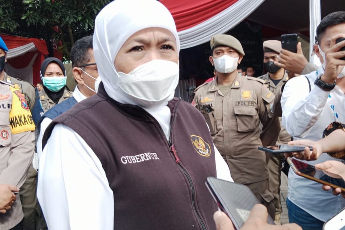 Khofifah menghadiri operasi pasar minyak goreng murah di Kraksaan, Probolinggo.