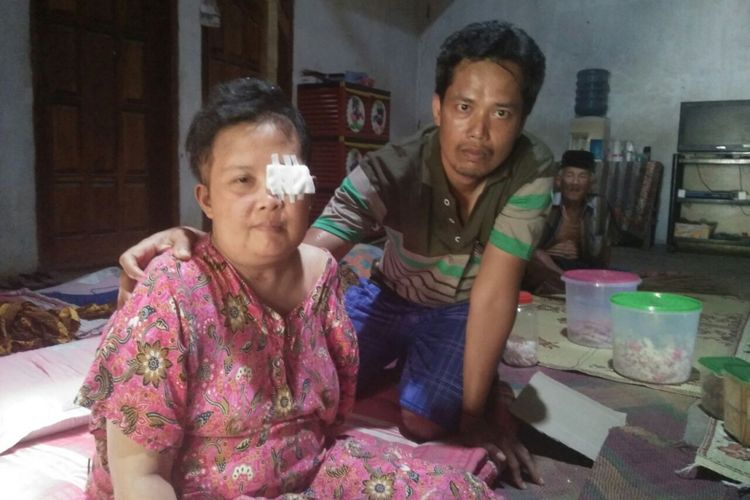 Nur Hasyim (40), warga RT 001/RW 010, Dusun Tulung, Desa Tulung, Kecamatan Sampung, Kabupaten Ponorogo, Jawa Timur bersama istrinya Sumiatin. Hasyim nekat berjalan kaki 213 KM dari Surabaya hingga kampung halamannya setelah dokter menyatakan istrinya sembuh dari tumor otak. 