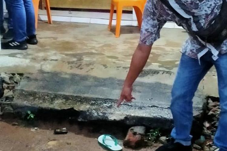 Sandal jepit milik pelaku yang ditemukan di depan gerai BRI Link Way Bungur Lampung Timur.