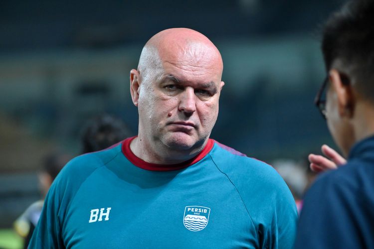 Bojan Hodak pelatih baru Persib Bandung yang memulai debutnya menahkodai tim dalam pertandingan pekan keenam Liga 1 2023-2024 melawan Bali United, Kamis (3/8/2023) di Stadion Gelora Bandung Lautan Api (GBLA).