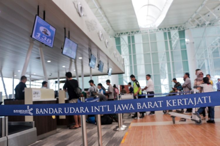 Antrean penumpang di tempat pemesanan tiket Bandara Internasional Kerta Jati, Kabupaten Majalengka.