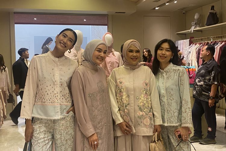 Ria Miranda dalam peluncuran koleksi RiaMiranda Signature Raya 2025 di Plaza Indonesia, Jakarta Pusat, Rabu (5/3/2025).