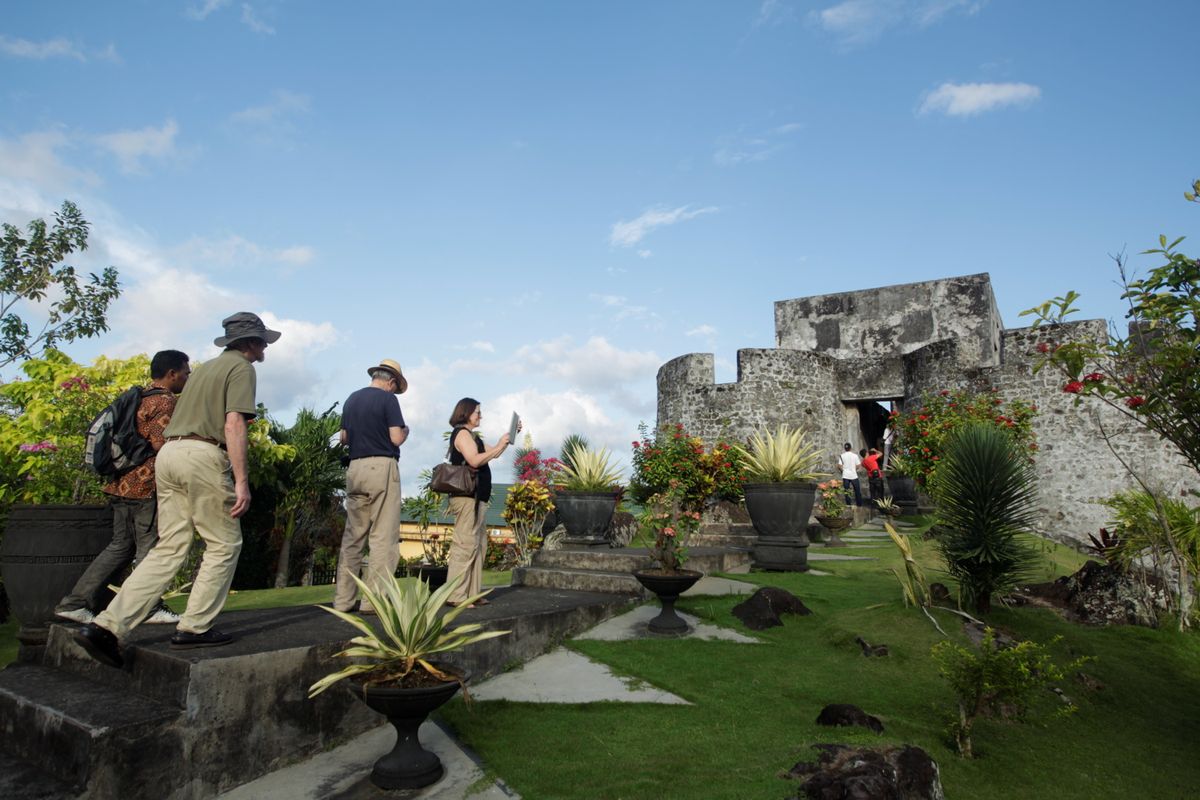 Wisatawan mancanegara mengunjungi Benteng Tolucco di Ternate, Maluku Utara, Selasa (15/4/2014). Benteng yang dibangun oleh Francisco Serao pada 1540 ini juga sering disebut Benteng Holandia atau Santo Lucas.