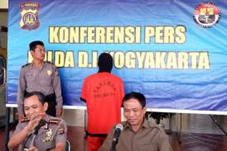 Aparat Polres Sleman, Selasa (14/6/2016), menunjukkan pelaku penculikan terhadap seorang perempuan di Yogyakarta. Pelaku membawa korban ke sebuah hotel di Bandungan, Jawa Tengah, pada Minggu (12/6/2016) dan polisi membebaskan korban pada Senin kemarin.