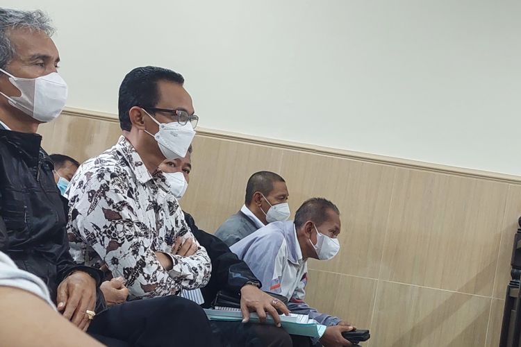 Eks Kepala Lapas Kelas I Tangerang Victor Teguh (berkacamata) saat hendak menjadi saksi kasus kebakaran lapas sedang menunggu sidang di Pengadilan Negeri Tangerang, Kota Tangerang, Selasa (15/2/2022).