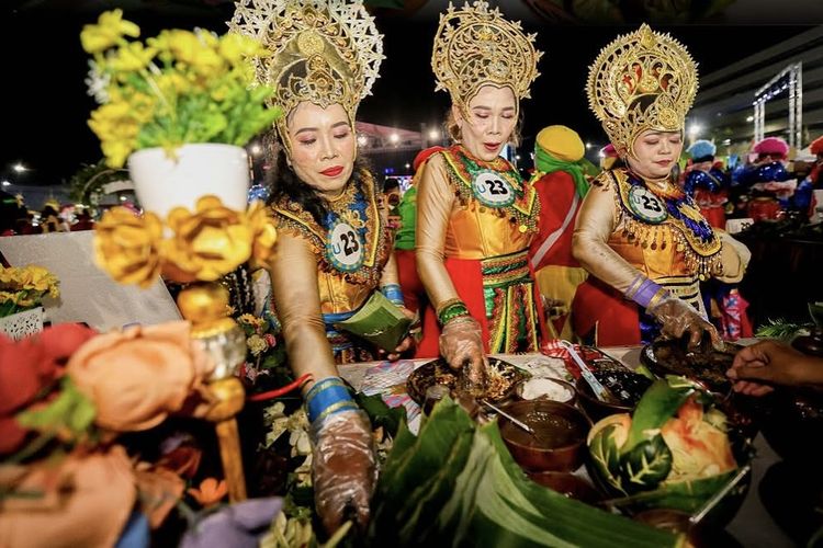 Sajian rujak salah satu peserta gelaran Festival Rujak Uleg 2025 di Surabaya Expo Center, Sabtu (17/5/2025) 