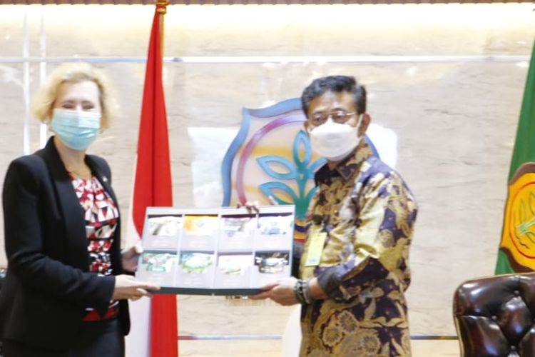 Indonesia's Agriculture Minister Syahrul Yasin Limpo (right) receives in audience Russia's Ambassador to Indonesia Lyudmila Georgievna Vorobieva (left) at the Ministry of Agriculture building in Jakarta.