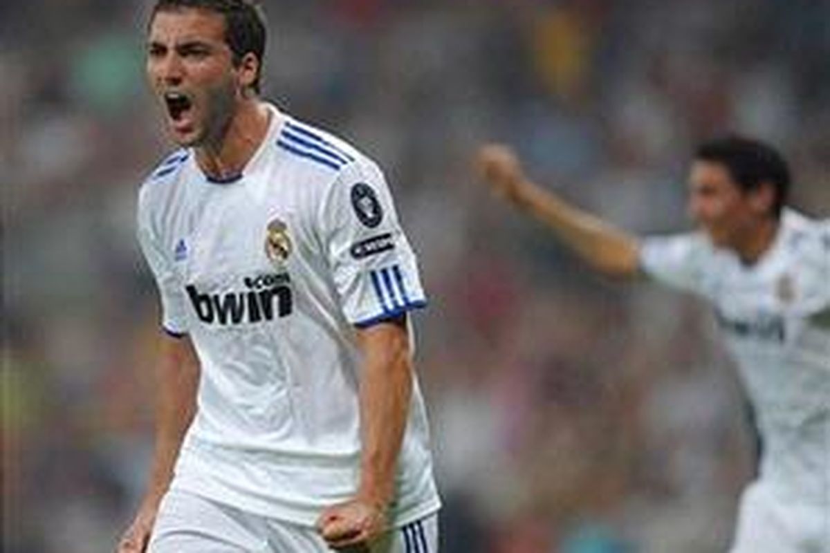 Penyerang Real Madrid, Gonzalo Higuain (kiri).