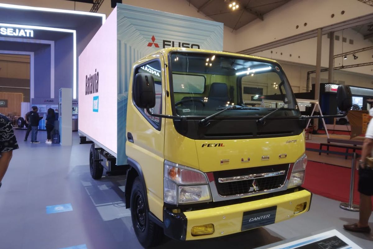 Wiraniaga di booth Fuso mengatakan memang ada promo khusus selama GIIAS 2022. Namun besaran diskonnya berbeda tiap leasing atau lembaga pembiayaan. 