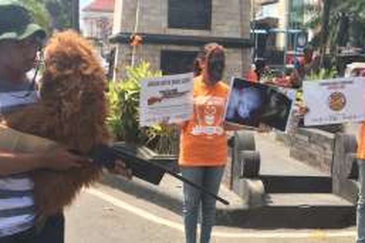 Aktivis pecinta satwa liar gekar aksi di Solo, Rabu (14/9/2016).