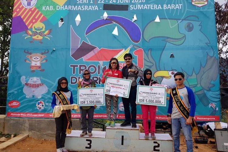 Kementerian Pemuda dan Olahraga (Kemenpora) mengapresiasi potensi atlet tuanrumah usai menguasai pertandingan pada kejuaraan Paragliding Trip Of Indonesia (TROI) di Bukit Tambun, Kabupaten Dharmasraya, Sumatera Barat, Minggu (24/6/2018).