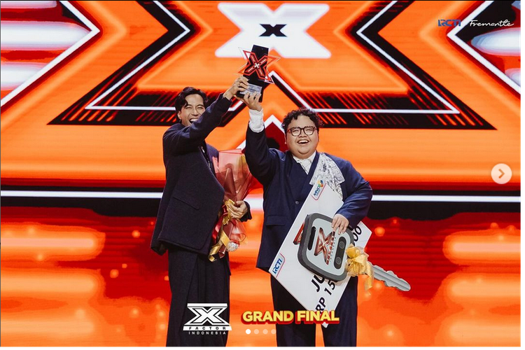 Peter Holly (kanan) dinobatkan sebagai juara X Factor Indonesia Season 4, Senin (1/4/2024). Peter Holly didampingi mentornya, Vidi (kiri).