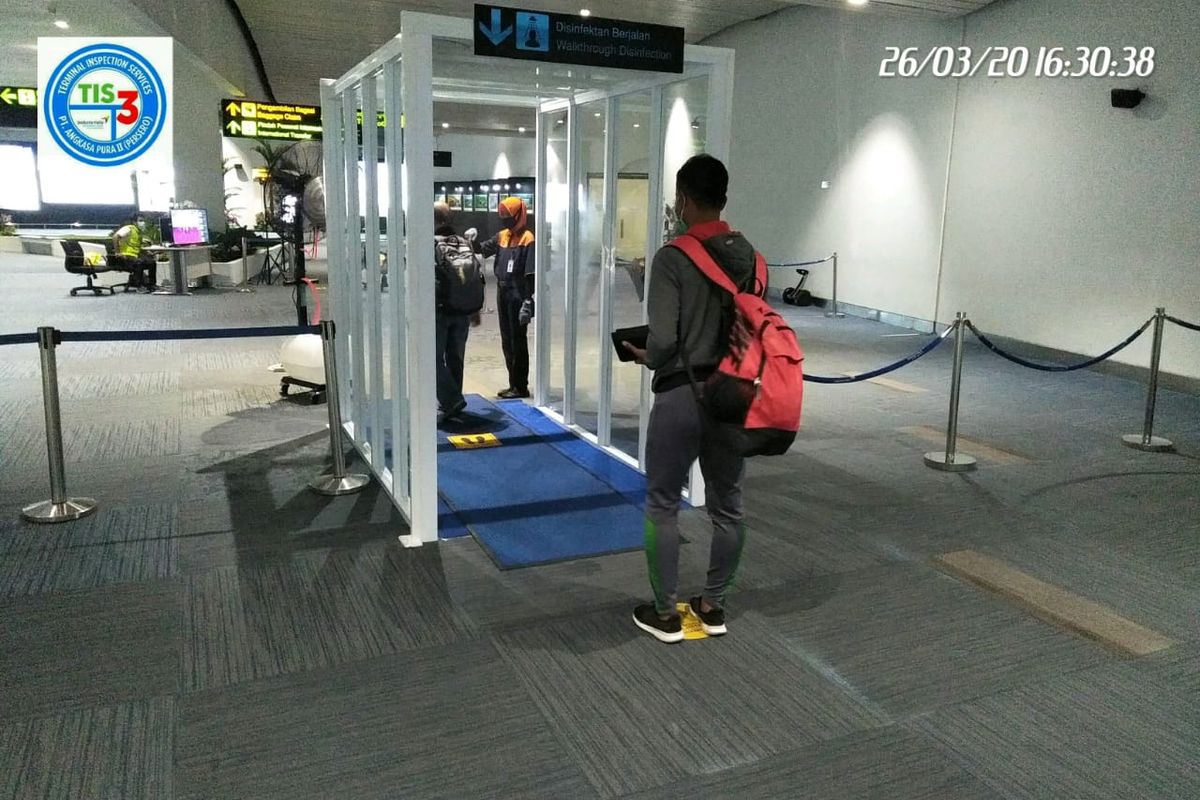 Bilik penyemprotan disinfektan di Bandara Internasional Soekarno-Hatta, Tangerang, Banten. 