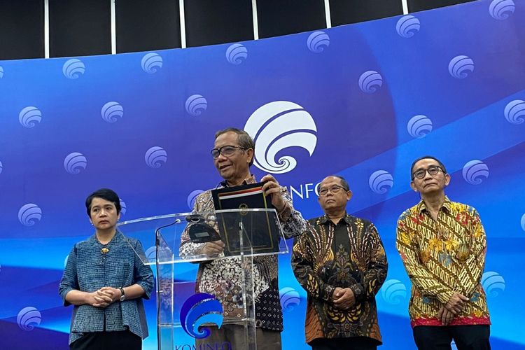 Plt Menteri Komunikasi dan Informatika (Menkominfo) Mahfud MD saat konferensi pers di Gedung Kementerian Komunikasi dan Informatika (Kemkominfo), Jakarta Pusat, Jumat (26/5/2023).