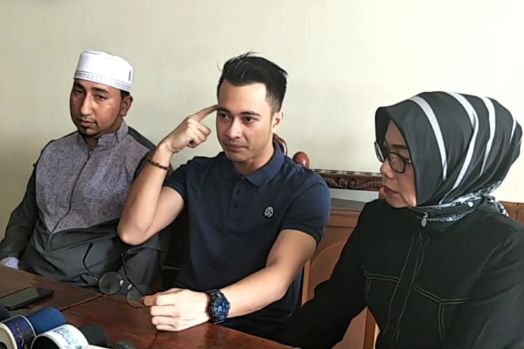 Eza Gionino menggelar jumpa pers didampingi manajer dan guru spiritualnya di restoran Cwie Mie Malang, Depok, Jawa Barat, Rabu (11/7/2018.