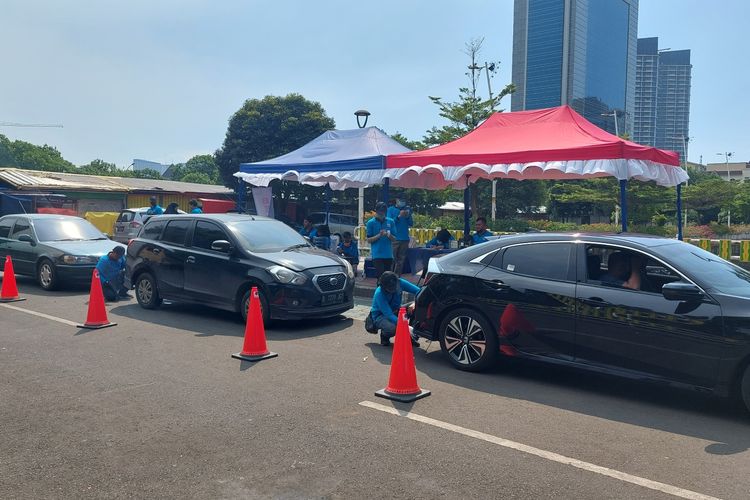 Layanan uji emisi gratis bagi kendaraan roda empat berbahan bakar bensin dan solar, digelar di kawasan CNI, Kembangan, Jakarta Barat, pada Selasa (5/7/2022).