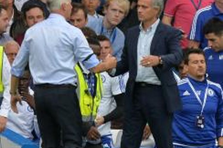 Manajer Crystal Palace Alan Pardew (kiri) bersalaman dengan manajer Chelsea Jose Mourinho usai laga Premier League di Stamford Bridge, Sabtu (29/8/2015). Palace menang 2-1.