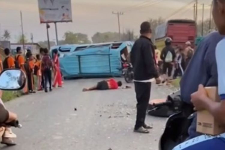 Foto: Angdes merk Sinar Tani, BK 1868 TAJ posisi terbalik setelah menabrak ban bekas di Jalan Umum tepatnya di Nagori Gurgur Sawah Satu, Kecamatan Panombeian Panei, Kabupaten Simalungun, Provinsi Sumut, Jumat (23/2/2024) pagi. (Tangkapan Layar)