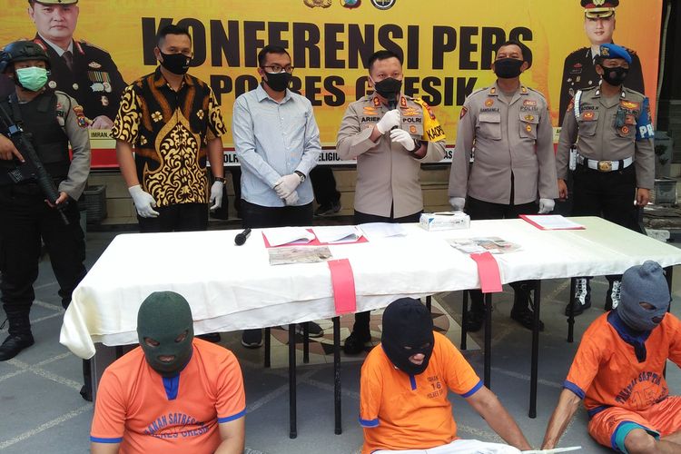 Ketiga pelaku berikut barang bukti saat dihadirkan dalam rilis pengungkapan kasus di halaman Mapolres Gresik, Kamis (15/10/2020).